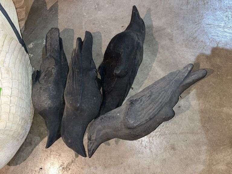 3 snow goose decoys and 4 crow decoys
