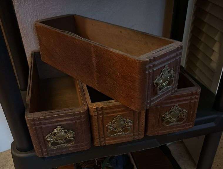 Singer treadle Sewing machine we Think these drawears fit the machine but they are at another location.