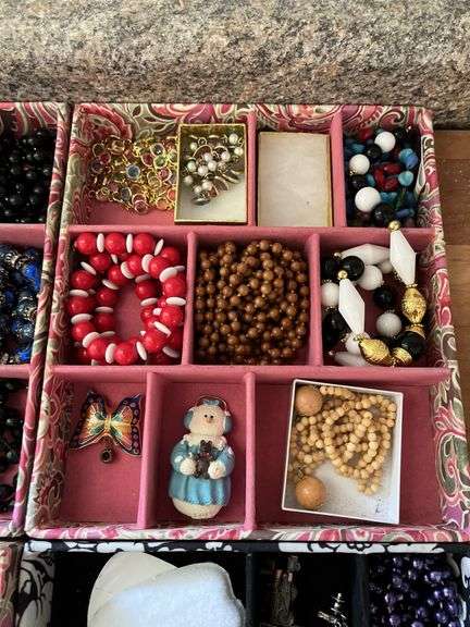 Assorted jewelry as shown