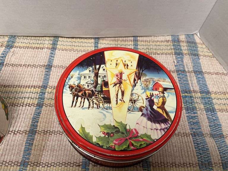 Tin lunch pail w/ Christmas theme and other tins