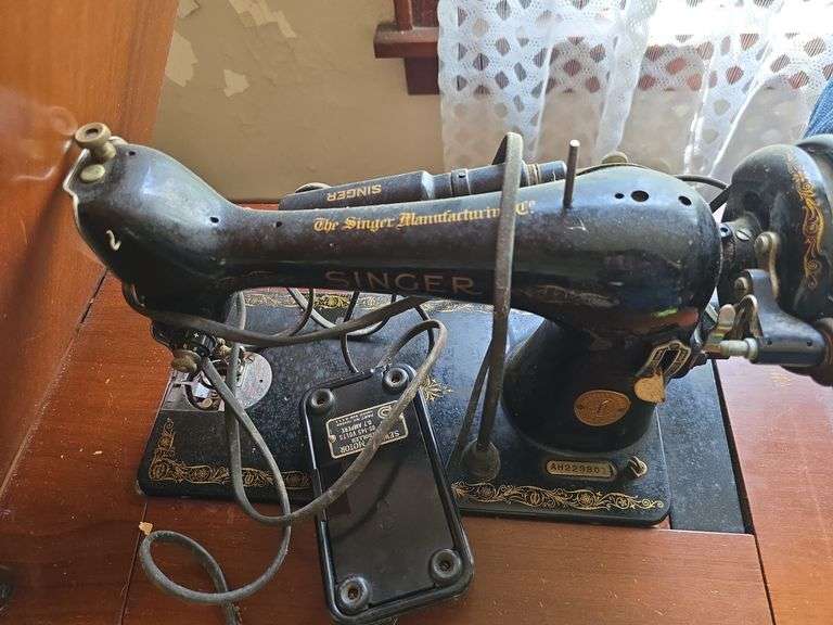 Singer elec sewing machine in stand and sewing notions