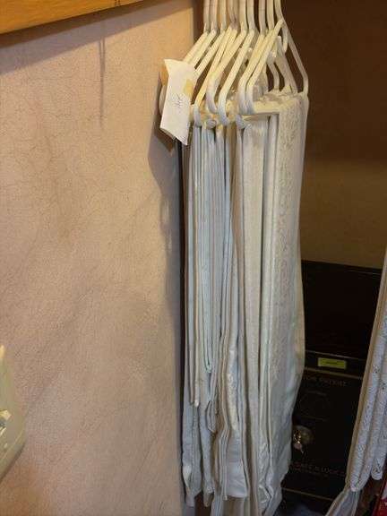 10 hangers of table linens