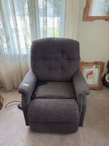 Luxury Lift La-Z-Boy electric lift chair, Still has tags on