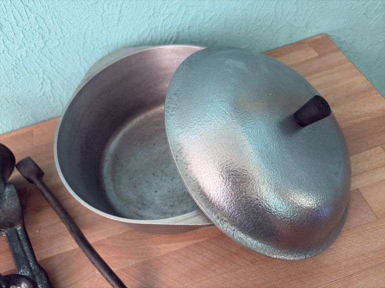 Club Aluminum 4.5qt pan and Gem Food chopper 24