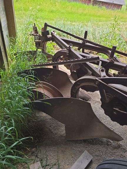 3 bottom IH pull type plow