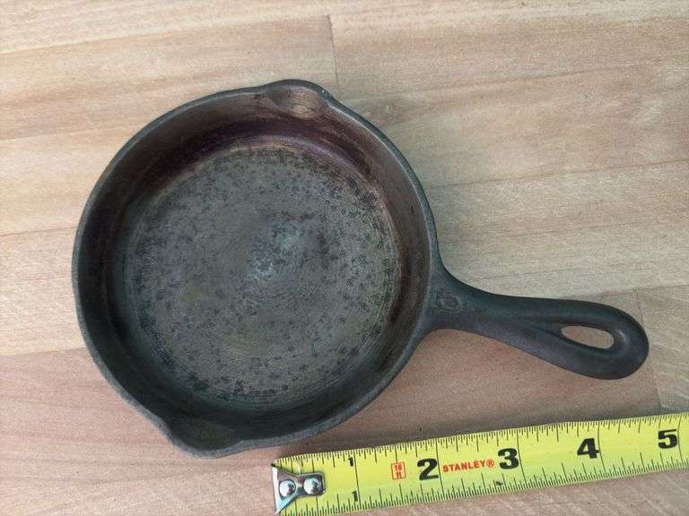 Griswold skillet marked 0 on handle and 562 on back.