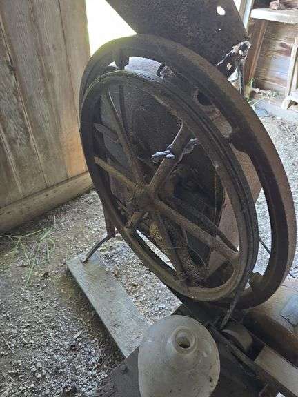 IH one hole corn sheller w/ electric motor that may not work anymore