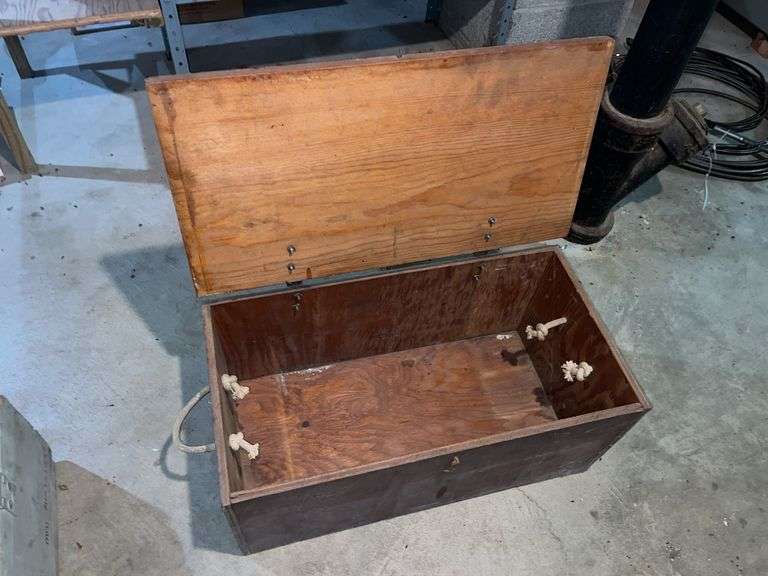 Lift lid wood box w/ rope handles