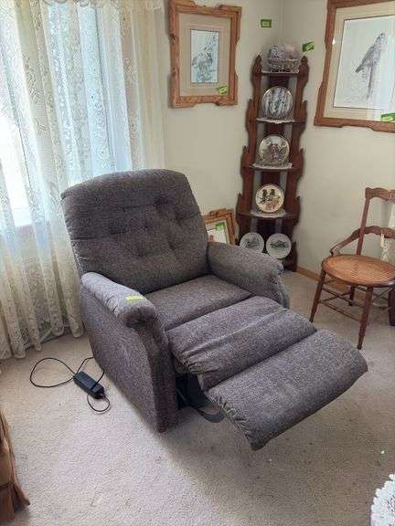 Luxury Lift La-Z-Boy electric lift chair, Still has tags on