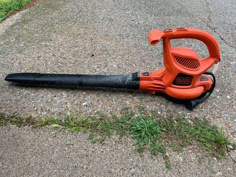 Black &  Decker corded leaf blower/vac, bagger never used, and drop cord