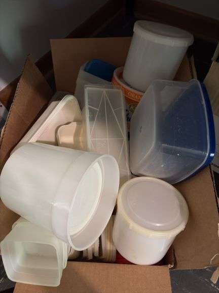 Various plastic storage containers w lids