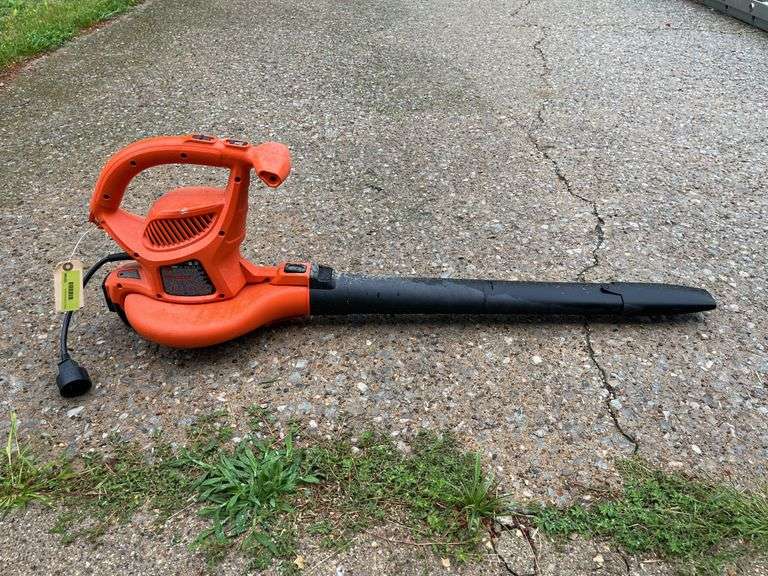 Black &  Decker corded leaf blower/vac, bagger never used, and drop cord