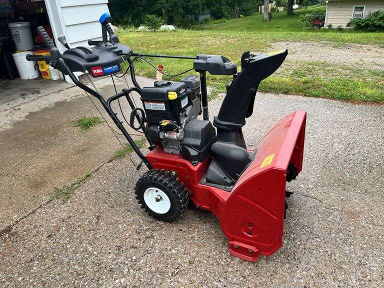 Toro Power Max 726OR Briggs &Stratton 900 series engine/205cc engine 26" width, joystick chute control, Looks like new