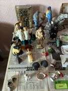 Lots of knickknacks for dusting