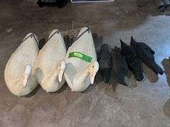 3 snow goose decoys and 4 crow decoys