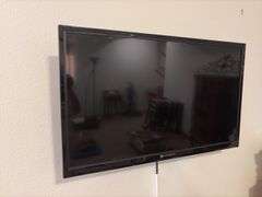 Element 32" TV with wall mount and base Bring your own tools to remove