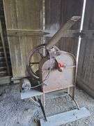 IH one hole corn sheller w/ electric motor that may not work anymore