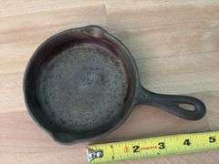 Griswold skillet marked 0 on handle and 562 on back.