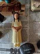 Lots of knickknacks for dusting