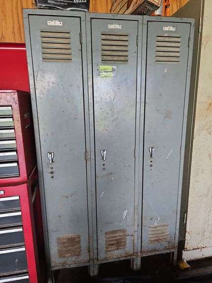 One piece three locker unit NO CONTENTS image