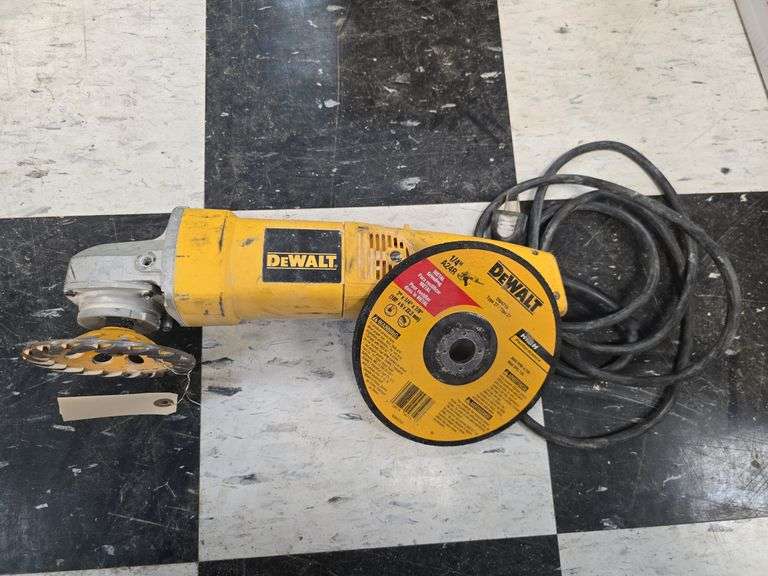 Dewalt DW840 angle grinder and discs image