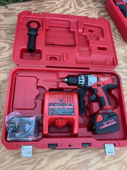 Milwaukee 1/2” hammer drill 0824-20, two batteries and charger image