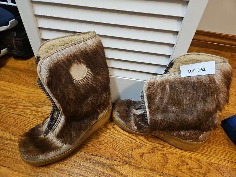 Ladies Boots with Fur, Size 5.5 image