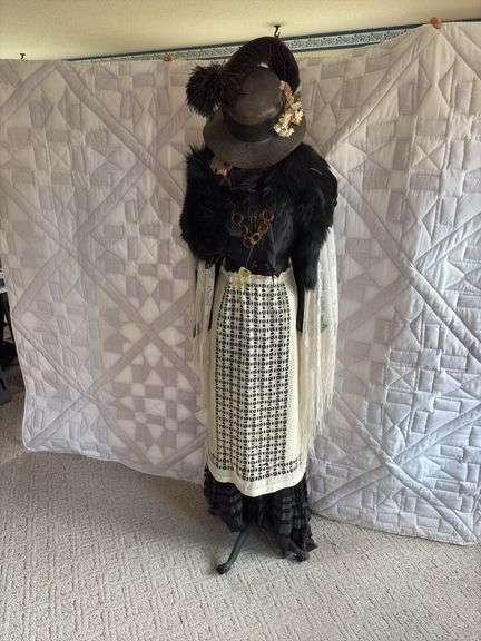 Adjustable dress form and clothing image
