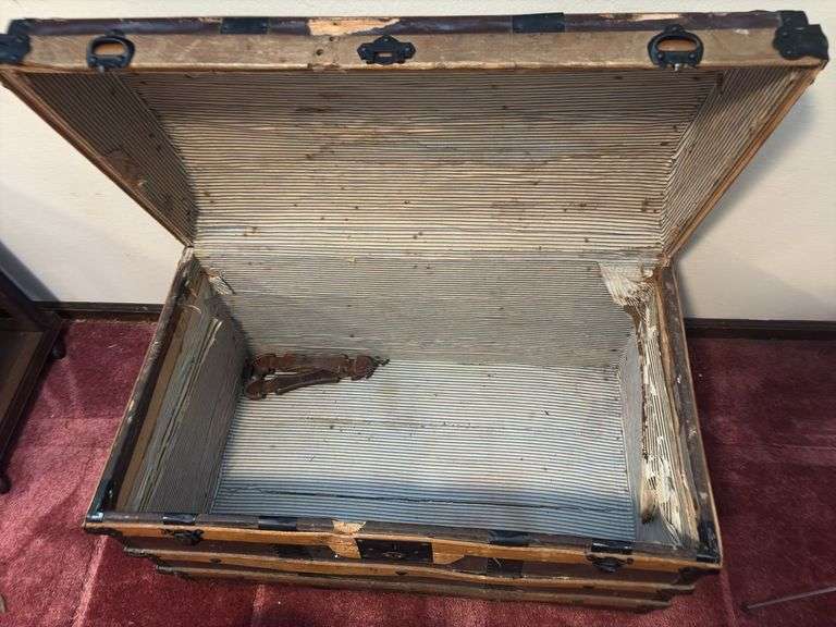 Humpback trunk 19 x 33 x 21H, leather handles inside