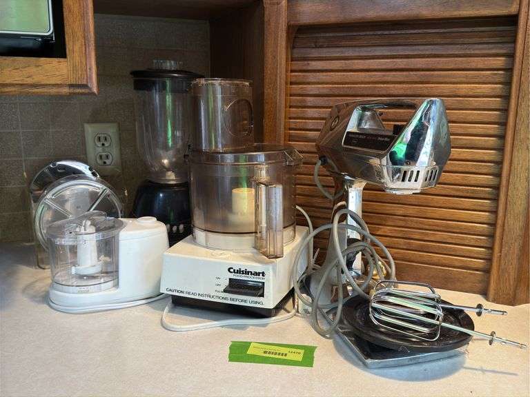 Cuisinart food processor, Hamilton Beach blender, mini chopper and Hamilton Beach deluxe upright mixer missing the bowl image