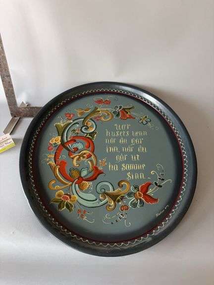 28x23 Rosemaled metal tray with Norwegian verse “Be a friend of the house when you go in; as you walk out feel the spirit within" image