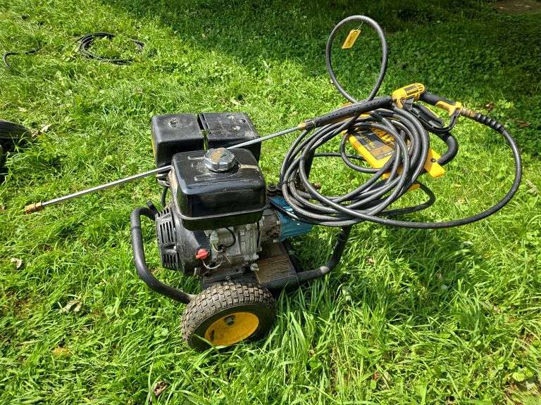 DeWalt pressure washer DPH3800 with wand and hose image