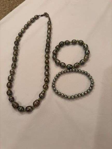 Cultured Pearl necklace and bracelets image