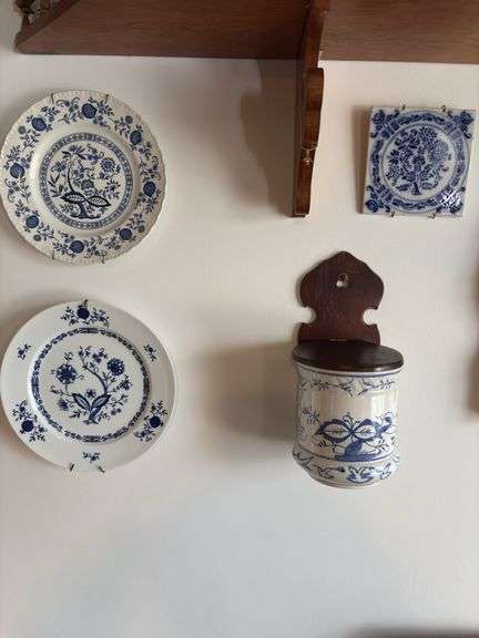 Blue Onion plates, Salt Box, trivets-check all photos, bring box to pack image