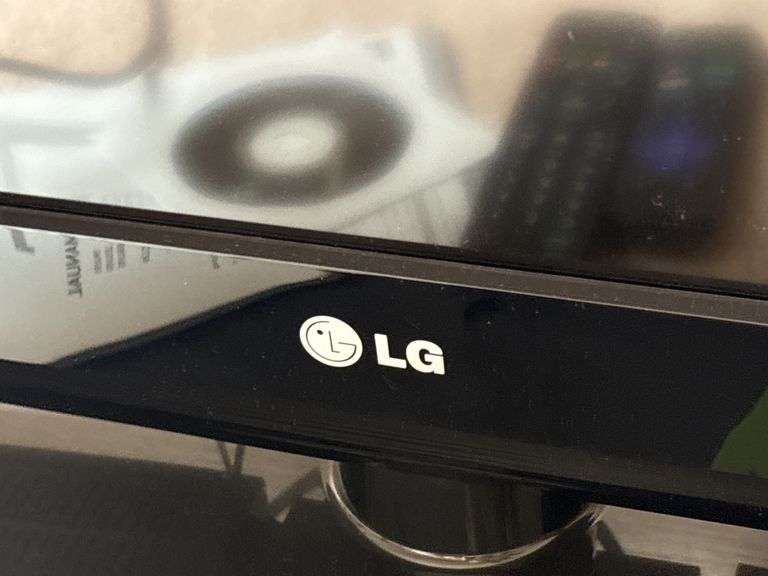LG 32” flatscreen TV model 32LH20 with Roku