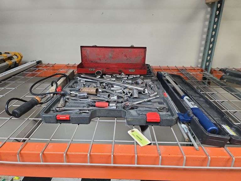 Quinn digital 1/2" torque wrench, end wrenches and sockets image