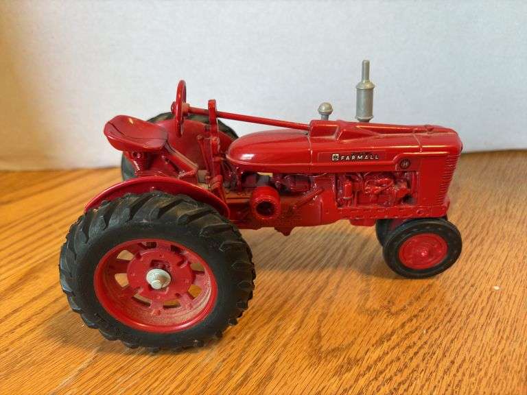 1:16 scale McCormick Farmall H image