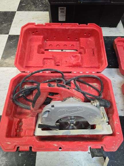 Milwaukee circular saw image