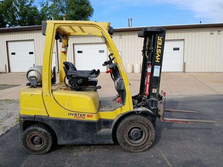 Hyster 50 Fortis model H50FT serial number L177V11481K, LP forklift, triple mast, side shift 9000 hrs, 42" forks. WIRE TRANSFER REQUIRED **We reserve use until loading is complete, possibly next day pick up. Please contact Auction Co after the close of auction to coordinate pick up**