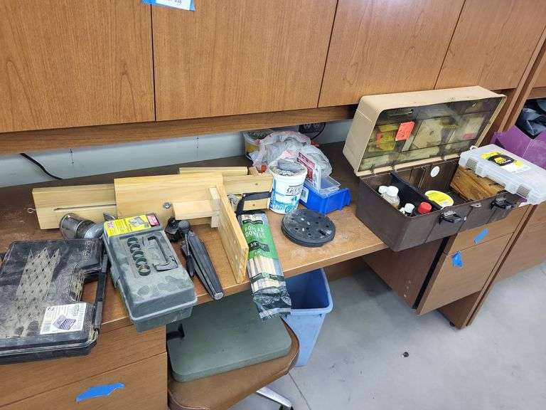 Gun cleaning kit, everything top of desk-Bring box to pack image