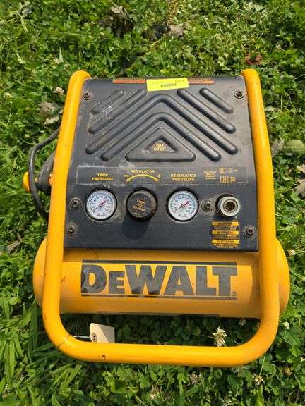 DeWalt 1 gallon trim compressor D55140 image