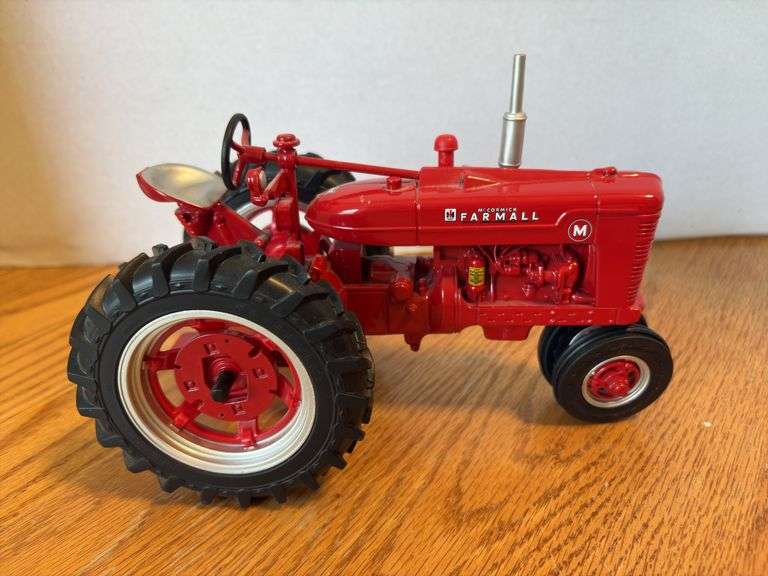 1:16 scale McCormick Farmall M image