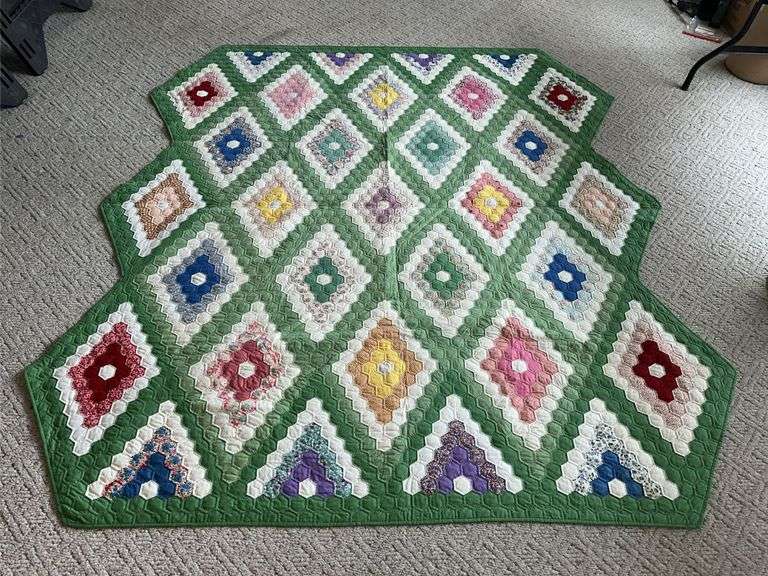 Green and white quilt 87 x 96 MP & HQ image