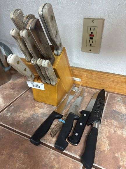 Knife block with Chicago cutlery knives and additional cutlery image
