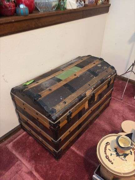 Humpback trunk 19 x 33 x 21H, leather handles inside image