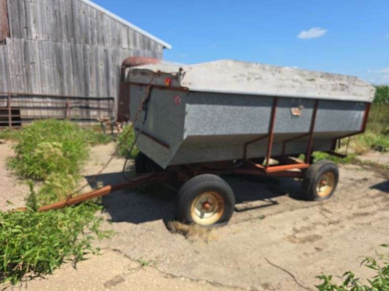 Walsh 10' galvanized flairbox wagon, 32" sides, on electric 5024 gear and hoist image