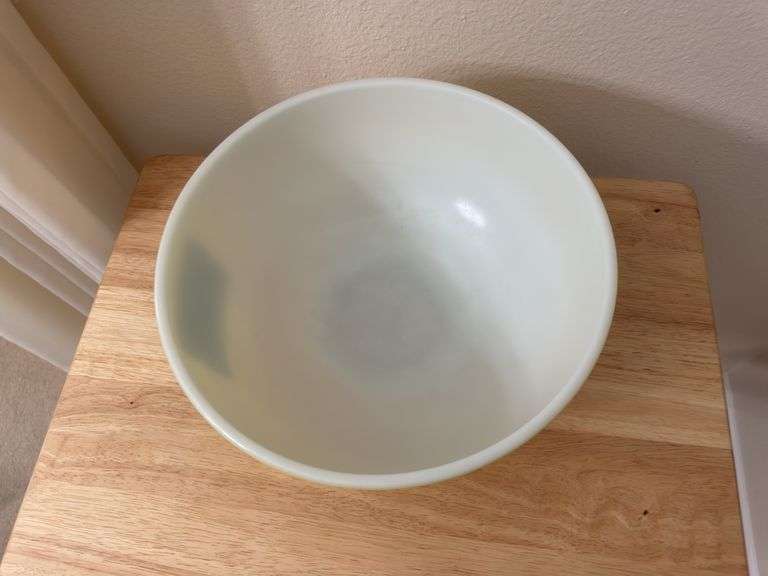 Pyrex yellow mixing bowl No number on bottom, 404 size