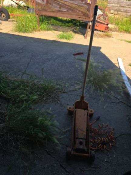 Floor jack image