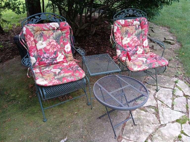 Expanded metal 4 pc patio set and cushions image