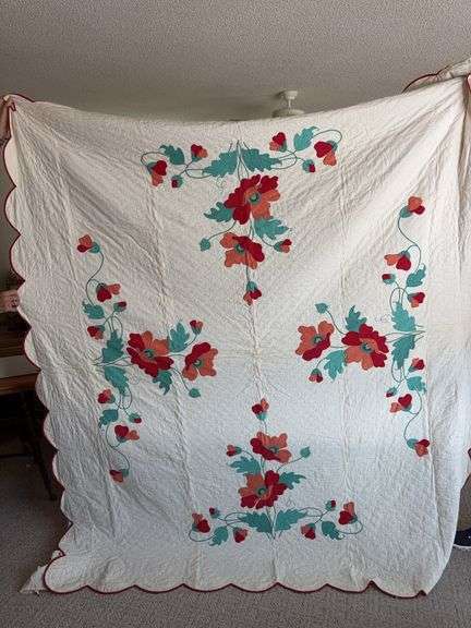 80x88 scalloped edge quilt with poppy pattern image